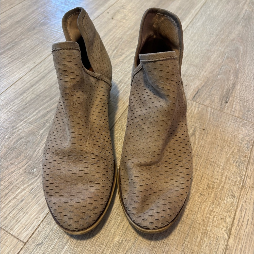 Lucky Brand Women’s Casual Slip-On Perforated Ankle boots - Taupe